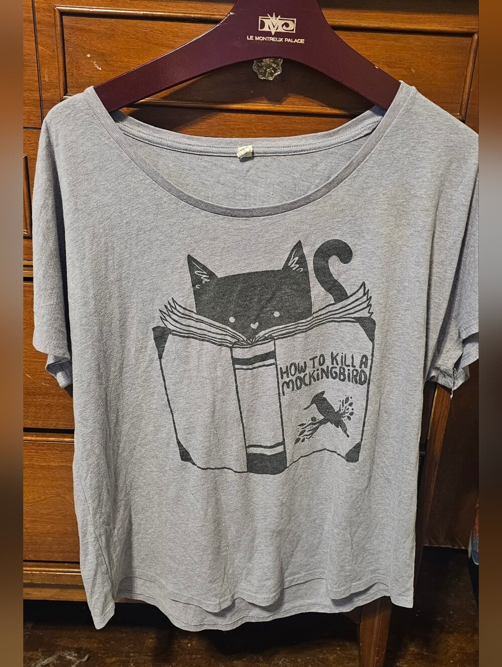 Light Gray Short-Sleeve Graphic Tee with Cat & Book Print